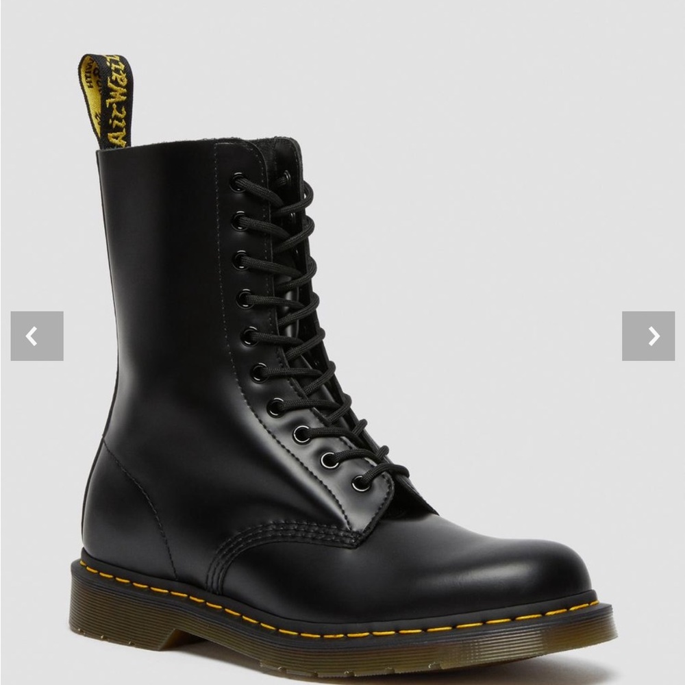 DR. MARTENS BLACK BOOT
